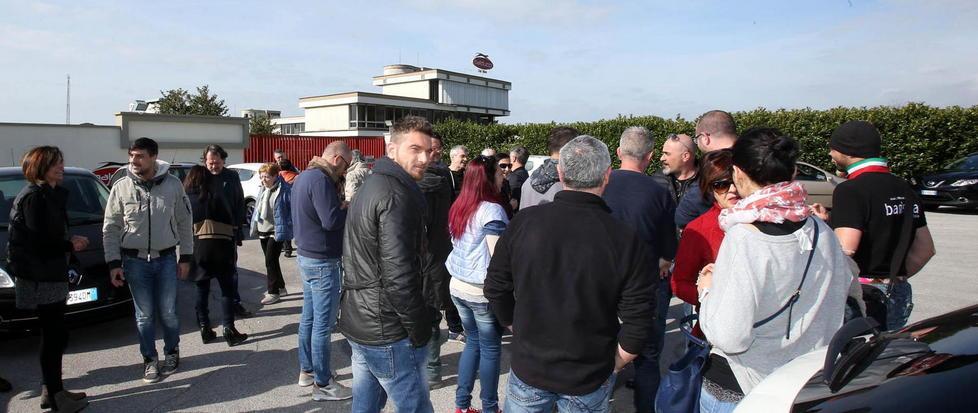 Il presidio degli operai davanti alla fabbrica (Foto Nucci)