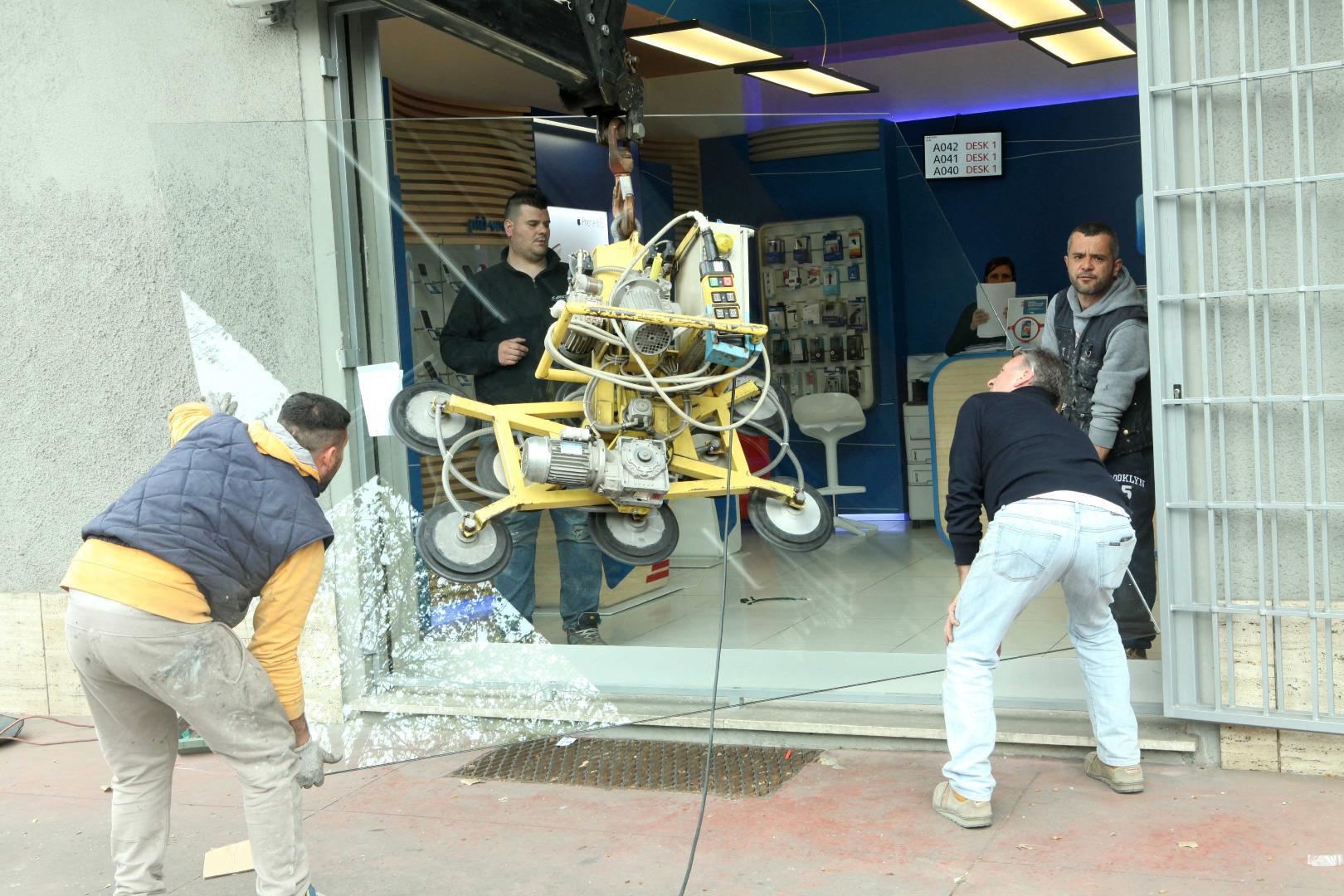 Spaccata al Centro Tim, rubati gli smartphone