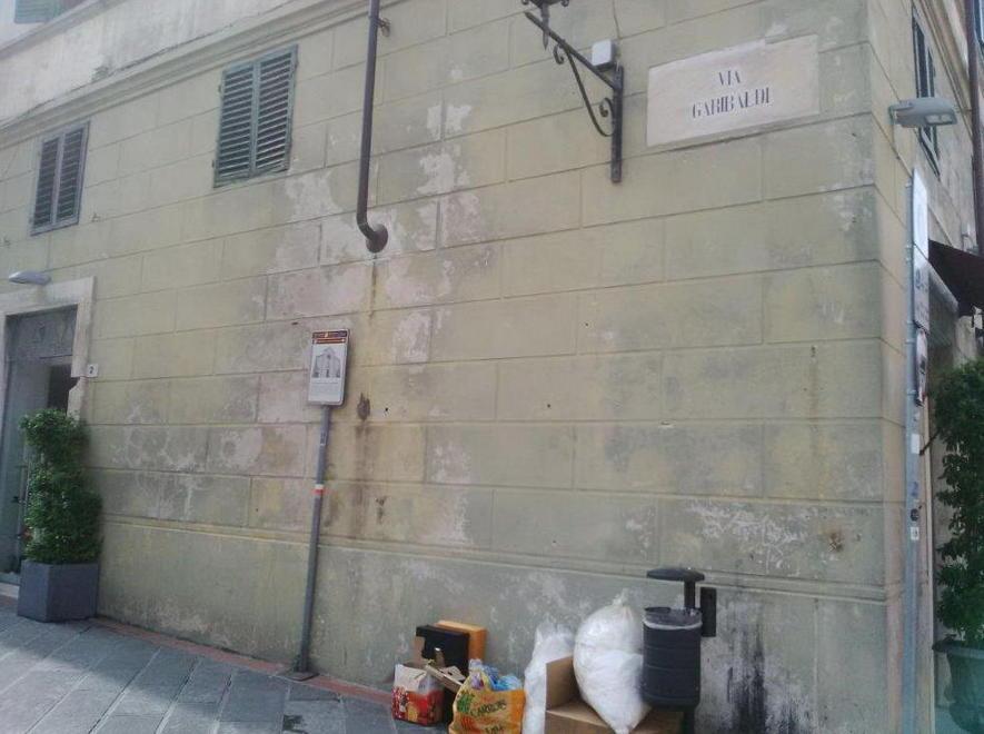 Rifiuti abbandonati in pieno centro e a Vallecchia