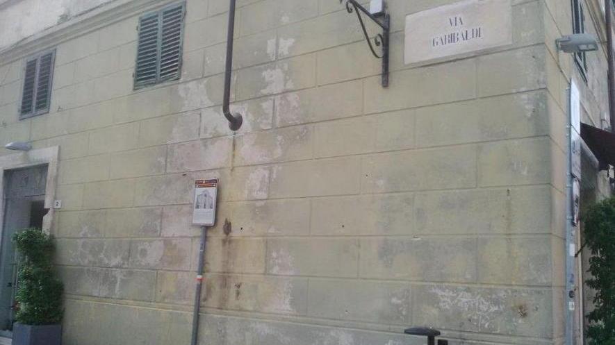 Rifiuti abbandonati in pieno centro e a Vallecchia