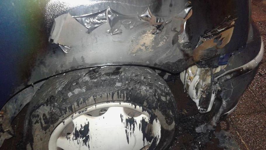 Muros, fiamme nella notte contro l’auto di una giovane 