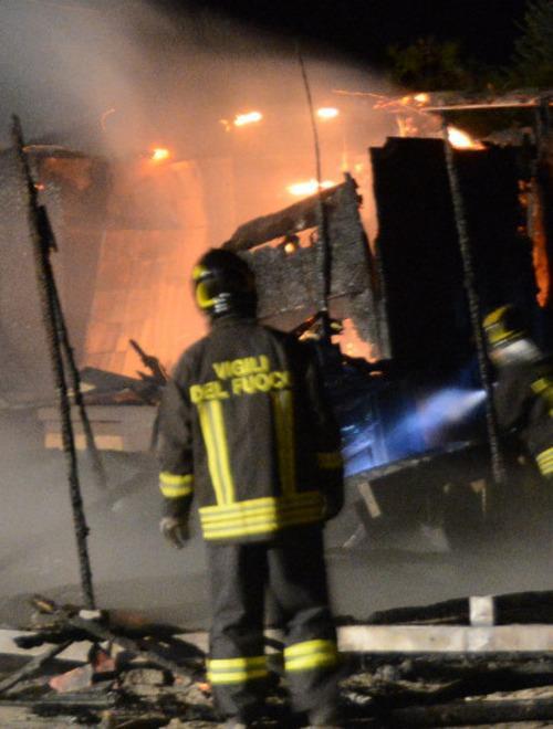 A fuoco l’ex deposito Aci, rogo lambisce un distributore