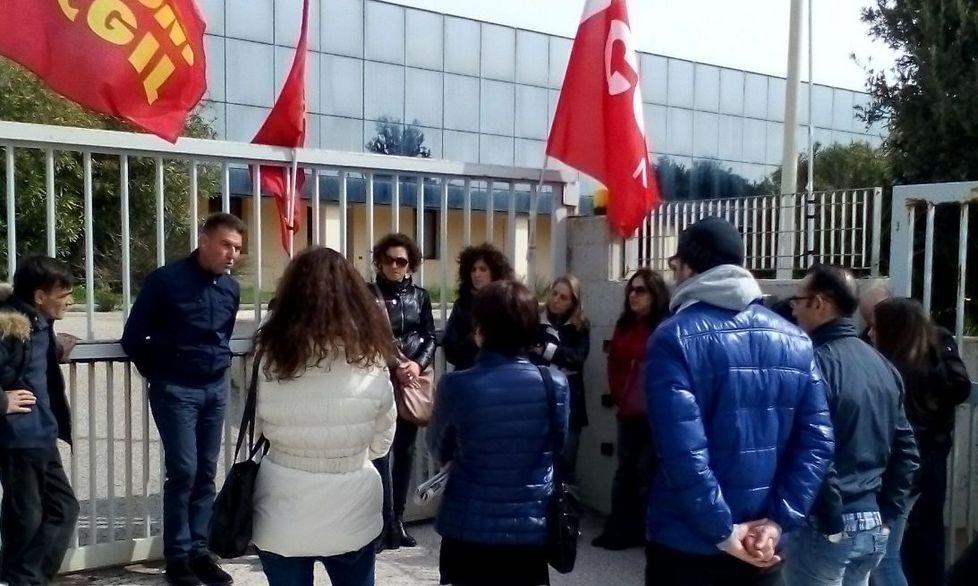 Continua il sit in dei lavoratori