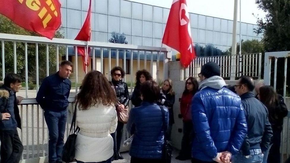 Continua il sit in dei lavoratori