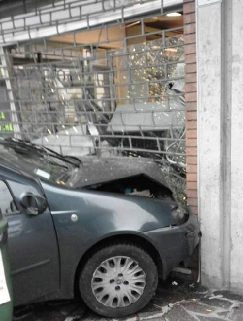 Abbatte un semaforo e finisce dal tabaccaio