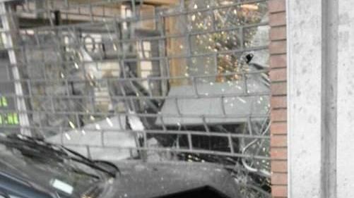 Abbatte un semaforo e finisce dal tabaccaio