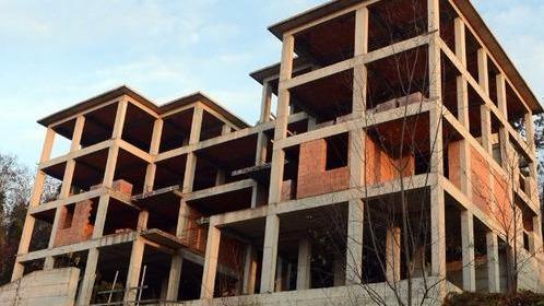 A Savignano c’è l’ecomostro abbandonato