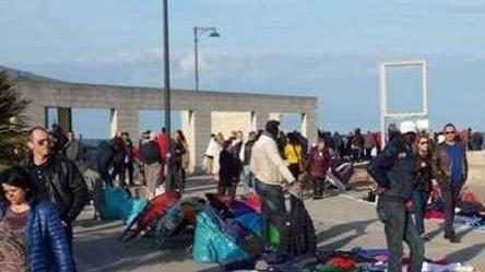 Distesa di merci abusive lungo il Portocanale