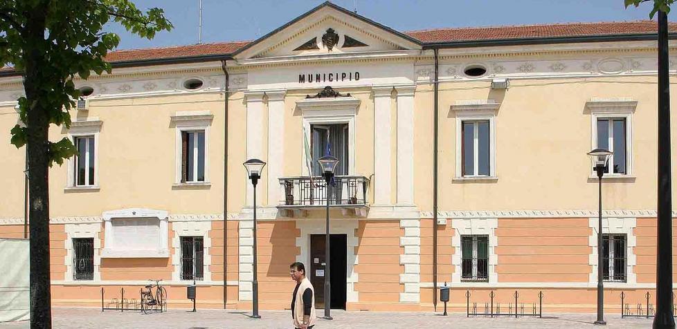 Una dipendente comunale di 55 anni si toglie la vita 