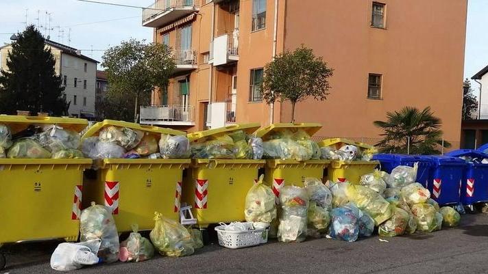 «Quanti rifiuti in via Borghi»