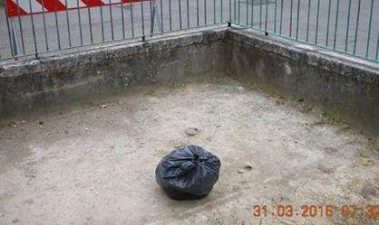Butta il pattume nel cortile della scuola