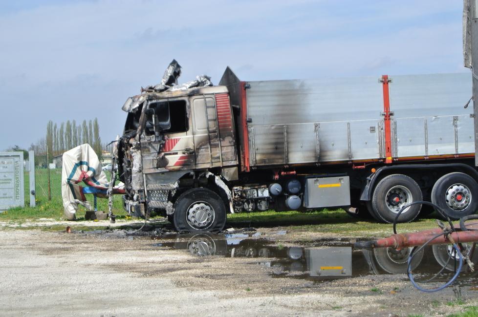 A fuoco il camion nel parcheggio 