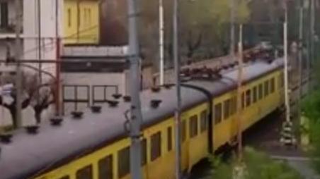 Formigine, il trenino "Gigetto" passa con le sbarre alzate