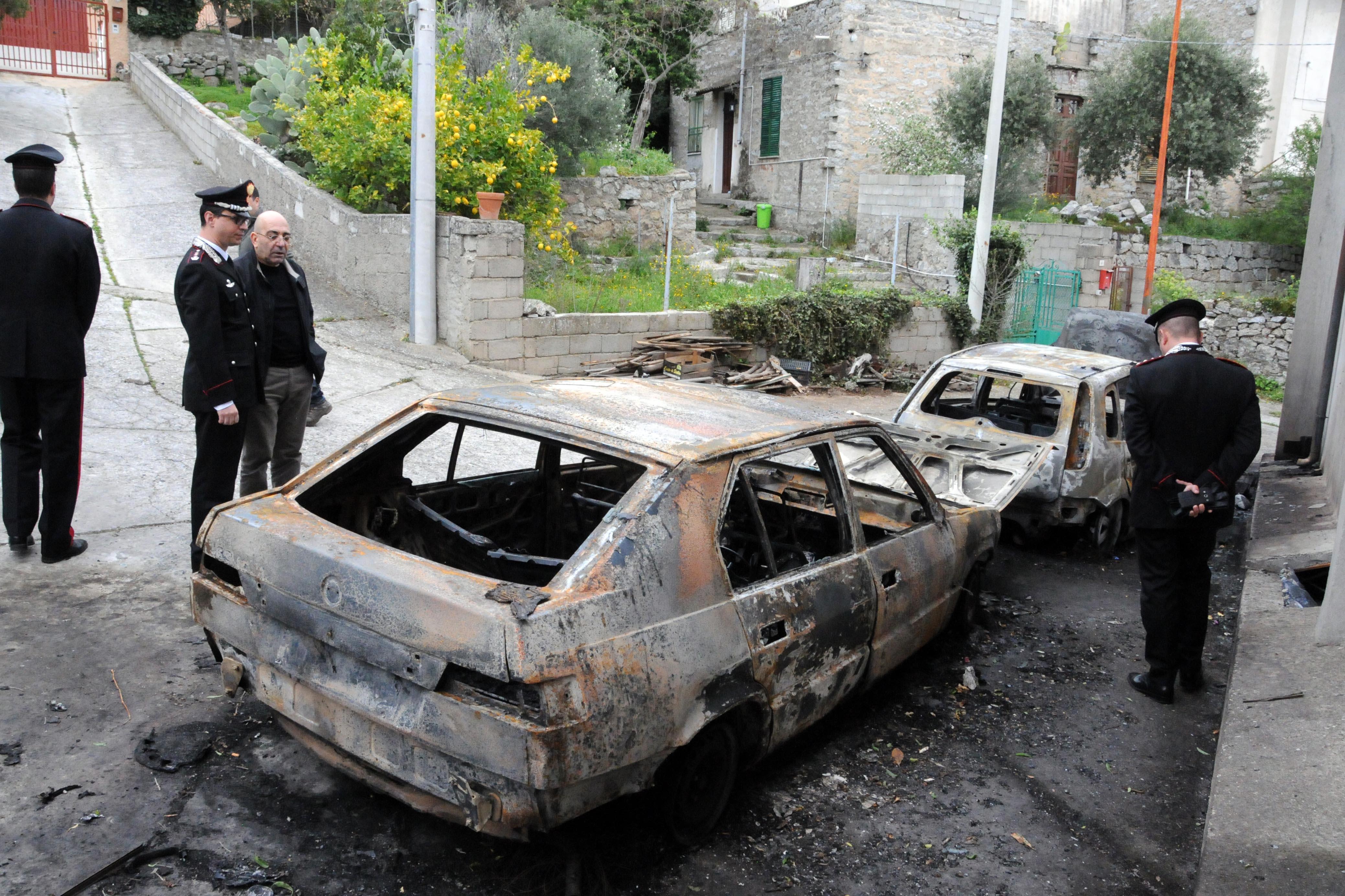 Orotelli, incendiate nella notte le auto del sindaco e della figlia 