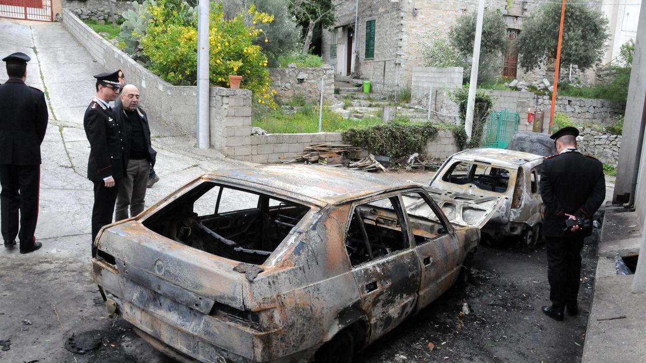 Orotelli, incendiate nella notte le auto del sindaco e della figlia
