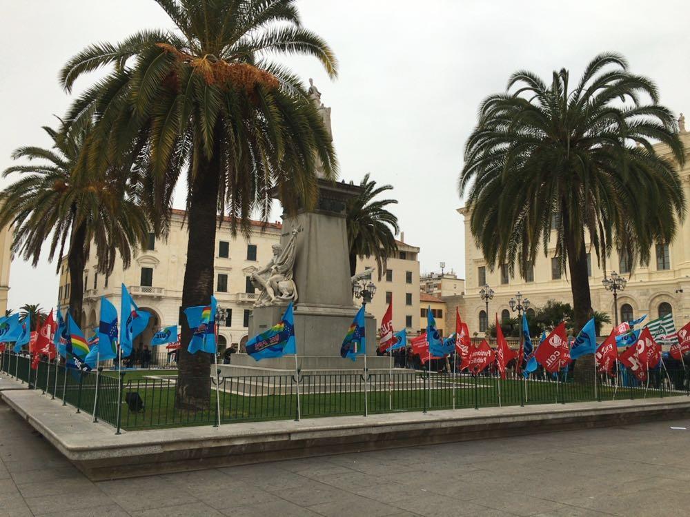Le bandiere dei sindacati in piazza d'Italia a Sassari per la protesta nazionale sulle pensioni