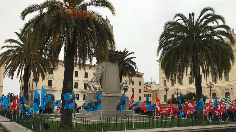 Le bandiere dei sindacati in piazza d'Italia a Sassari per la protesta nazionale sulle pensioni
