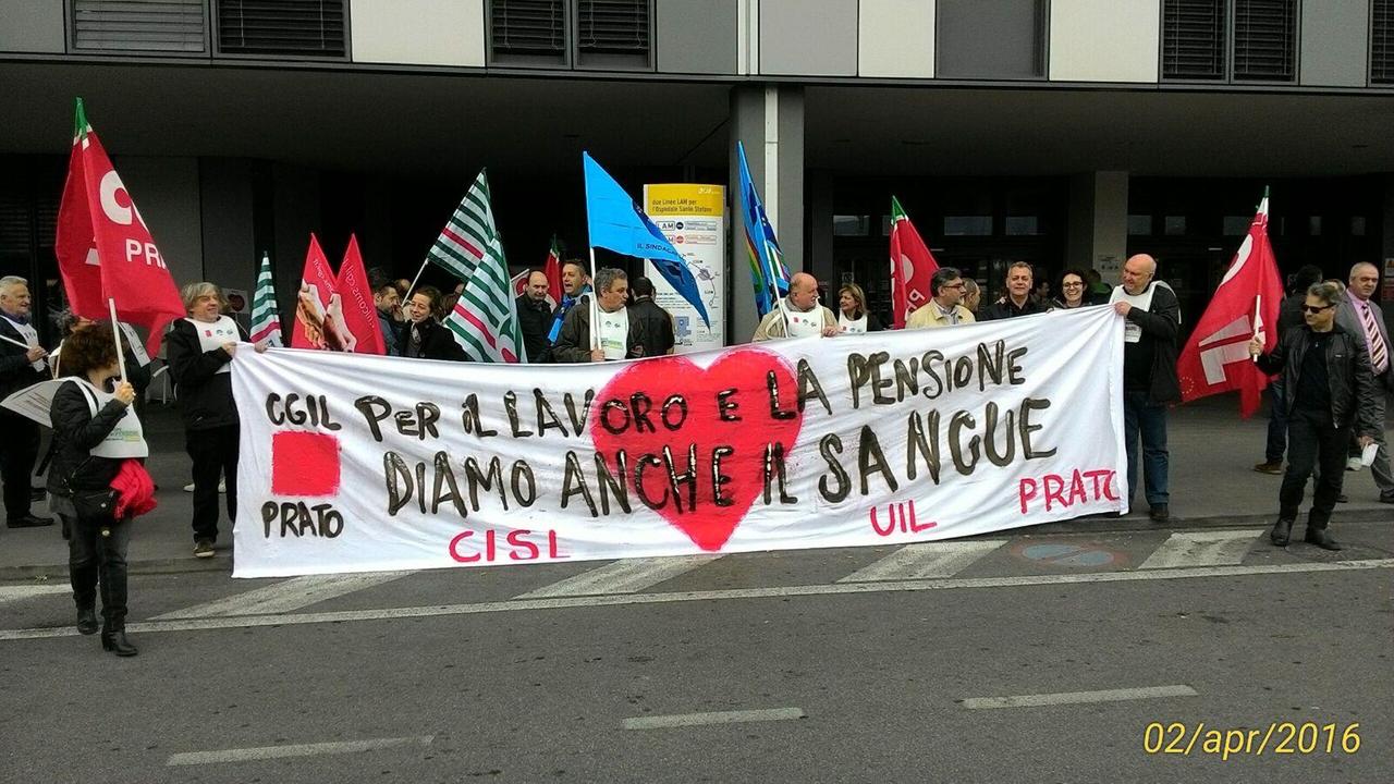 Il presidio dei sindacati davanti all'ospedale Santo Stefano