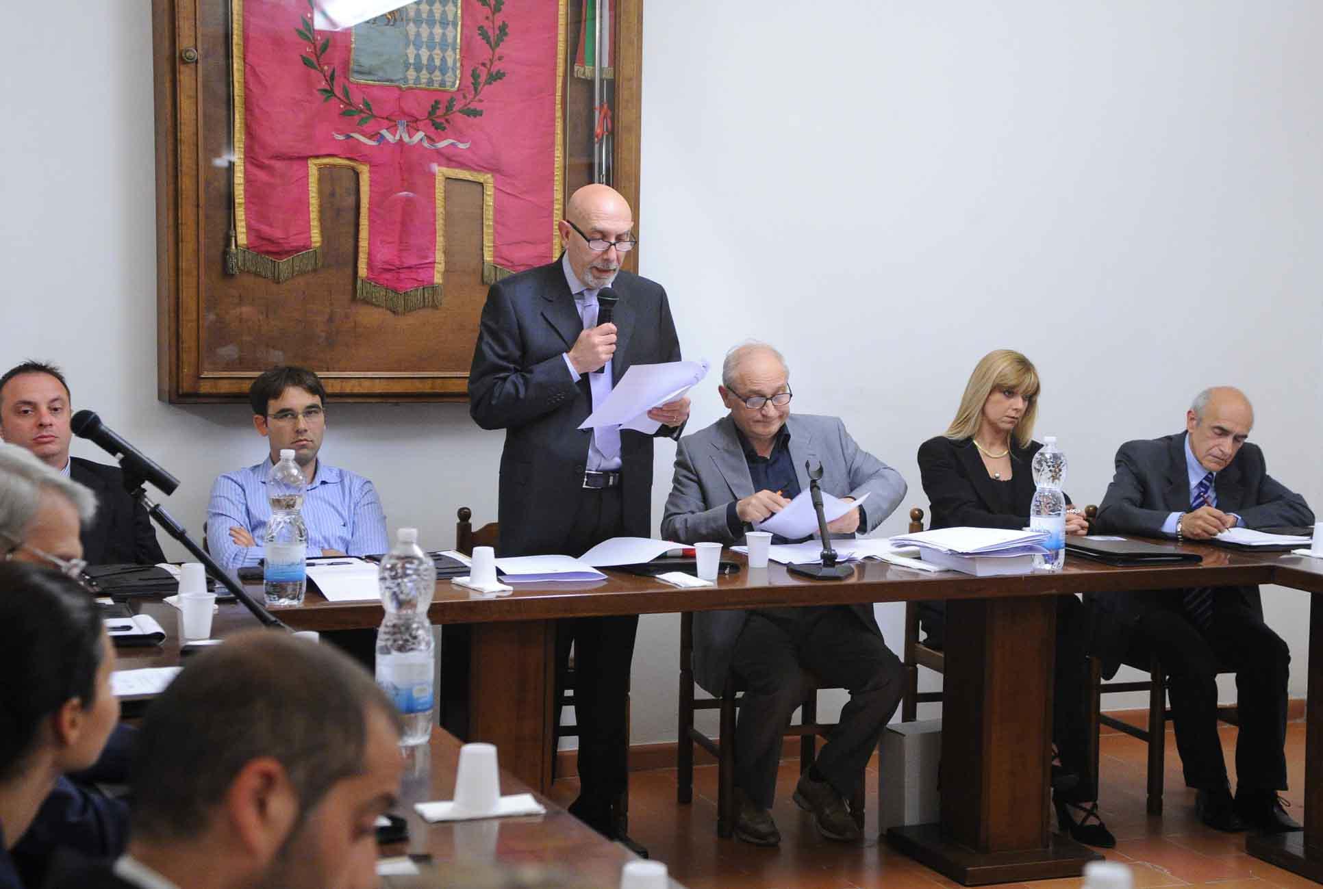 Il sindaco di Serravalle Pistoiese, Patrizio Mungai, durnate un consiglio comunale (Foto Nucci)