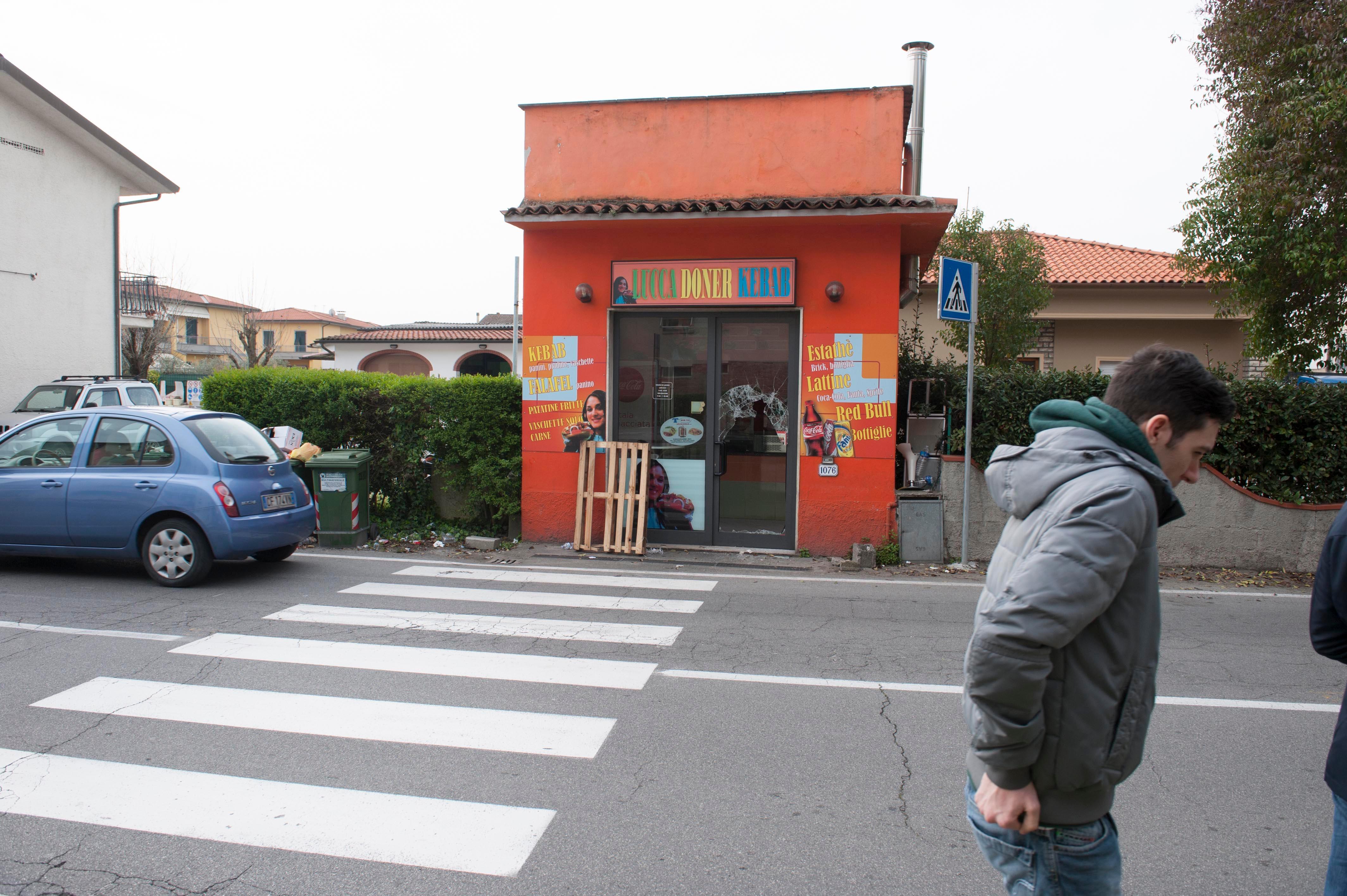Prima la rapina, ora la spaccata: paura al kebab di San Vito