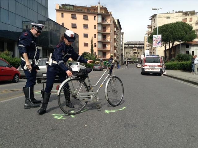 Due agenti della polizia municipale controllano la bicicletta (foto Batavia) 