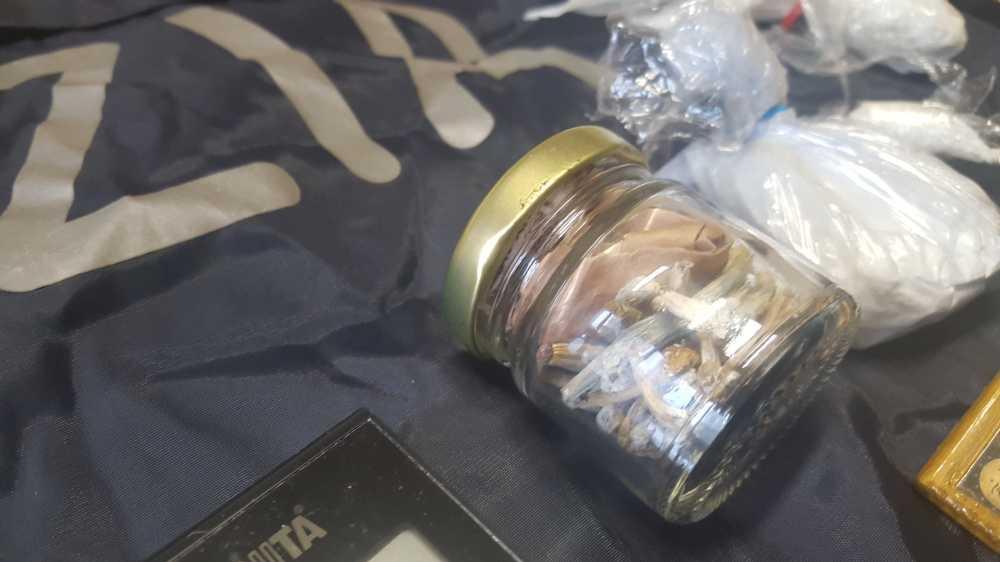 Culturista spaccia cocaina e funghi allucinogeni, arrestato