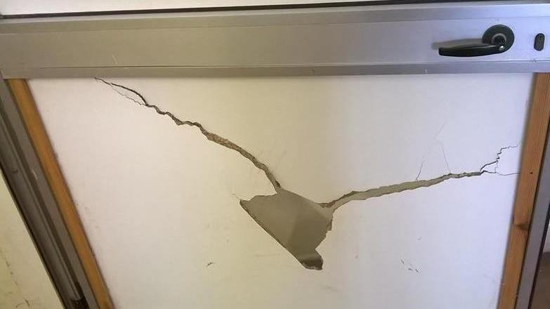 Certaldo: calci alle porte e vandalismi alla scuola media