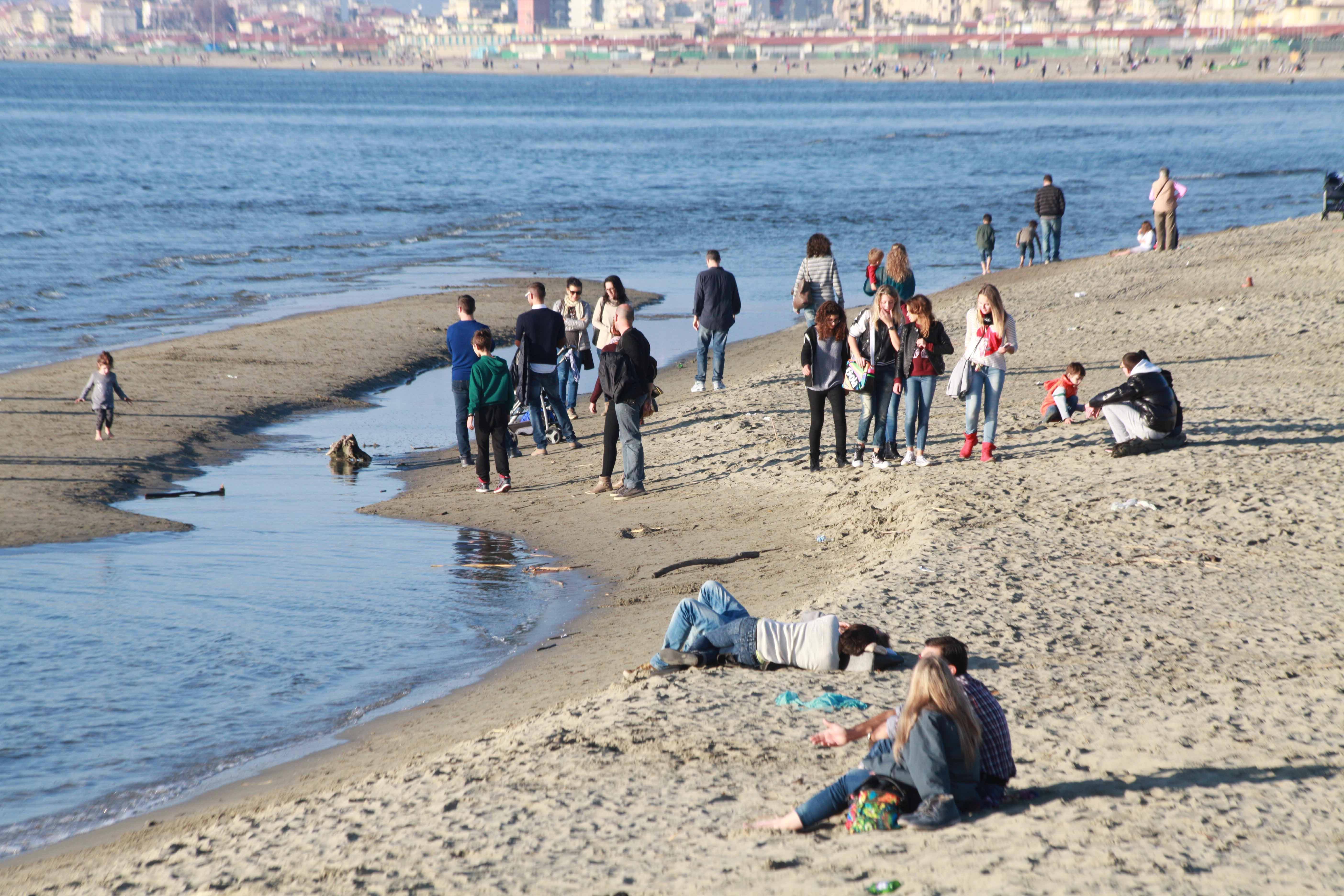 Il caldo invita ad andare sulla spiaggia (foto archivio)