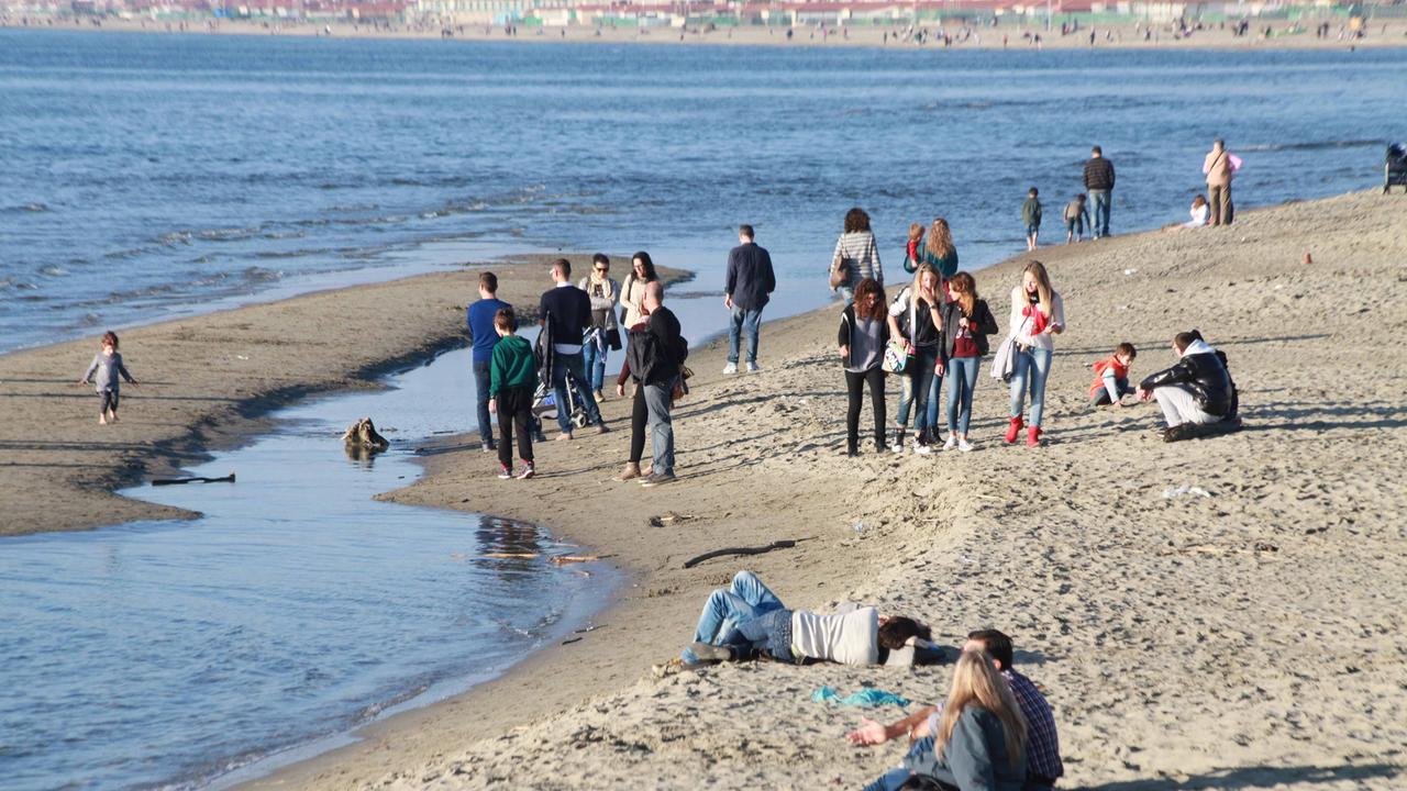 Il caldo invita ad andare sulla spiaggia (foto archivio)