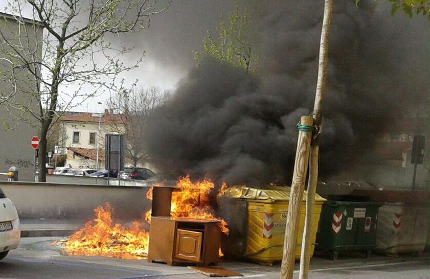 Un cassonetto in fiamme il 1° aprile in via Romito