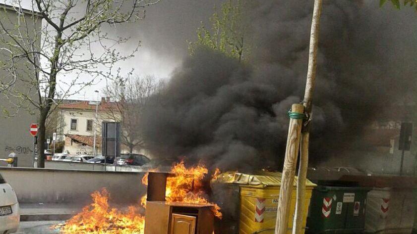 Un cassonetto in fiamme il 1° aprile in via Romito