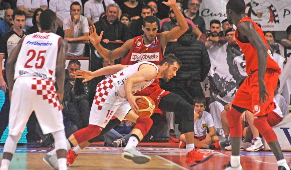 Czyz in azione nella gara di andata contro l'Openjobmetis Varese (Foto Gori)