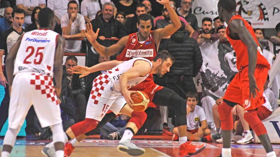 Czyz in azione nella gara di andata contro l'Openjobmetis Varese (Foto Gori)
