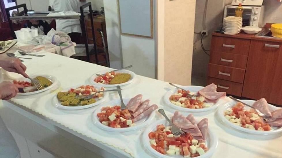 Il momento della preparazione dei pasti nella casa di riposo Pandora di via Risorgimento