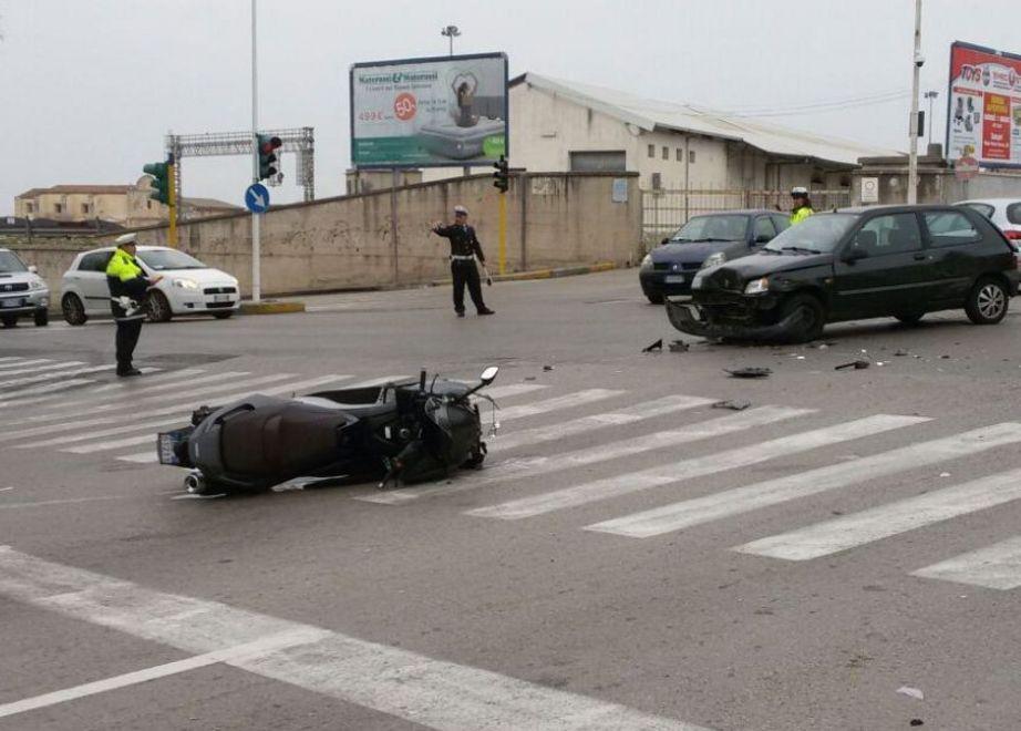 Sassari, auto contro scooter: un ferito a Santa Maria 