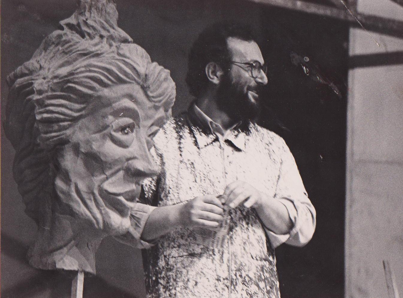 Il mascheratista Luigi Miliani quando lavorava nel Carnevale (foto Roberto Paglianti)