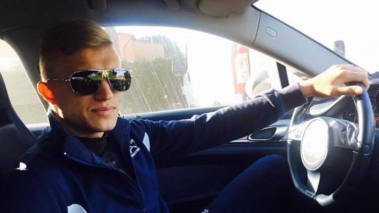 Vajushi al volante della sua Porsche Panamera