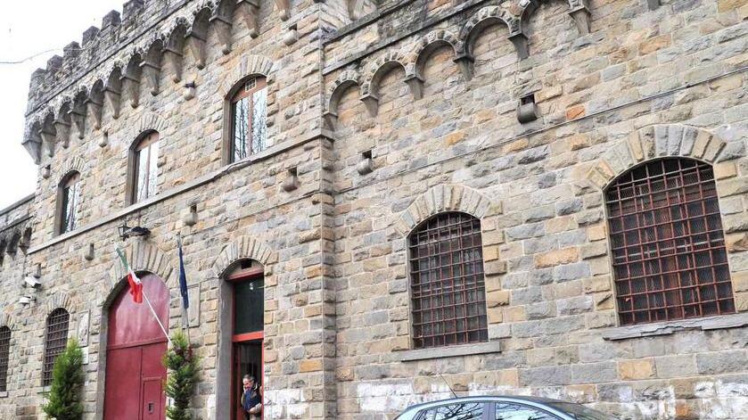 Detenuti-operai al lavoro riparano il tetto del carcere
