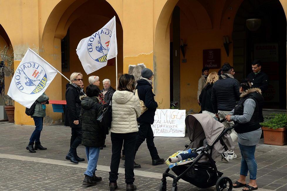Sfrattati protestano davanti al Comune 