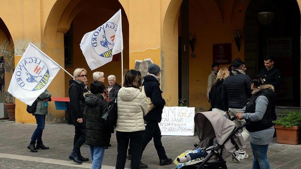 Sfrattati protestano davanti al Comune
