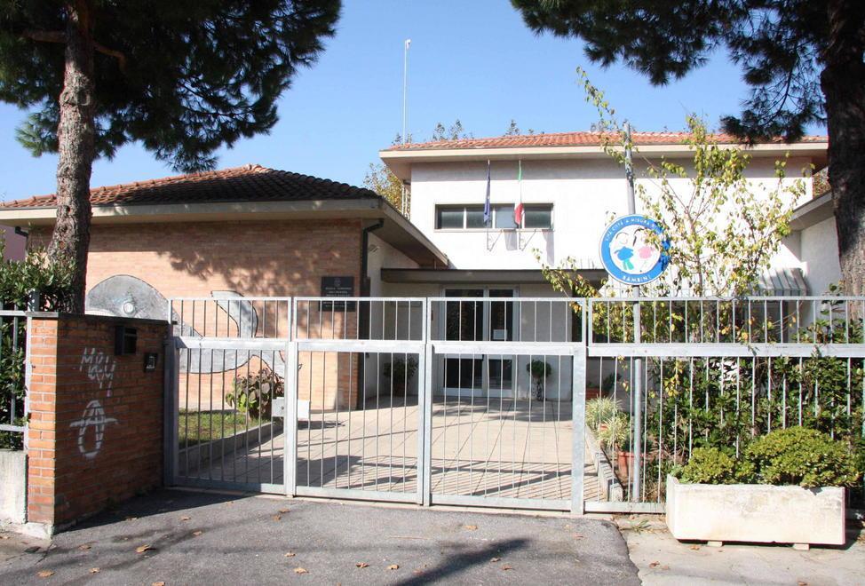 Papà derubato del borsello mentre porta il figlio a scuola