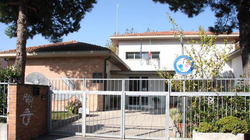 Papà derubato del borsello mentre porta il figlio a scuola