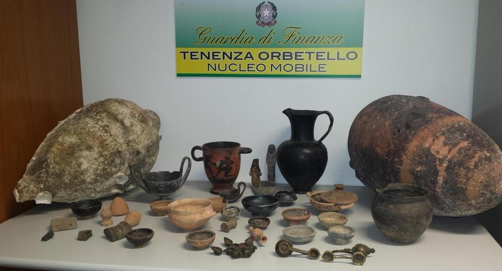 Reperti archeologici abbandonati lungo l’Aurelia 