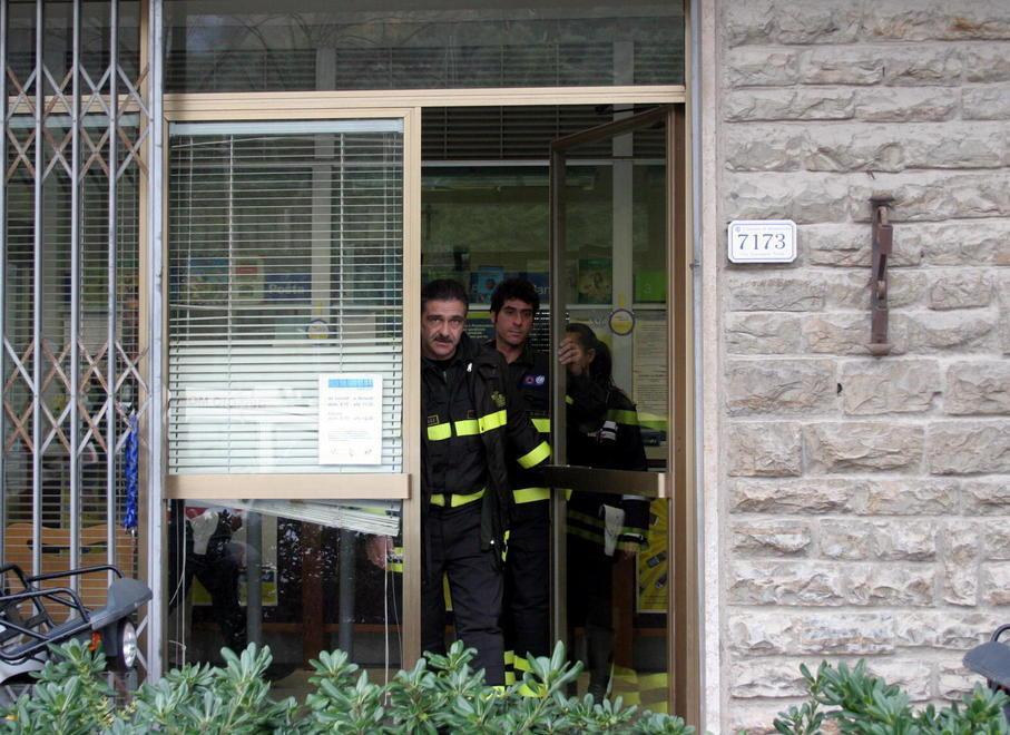 Due impiegati non sono al lavoro «Mia figlia respinta alle Poste»