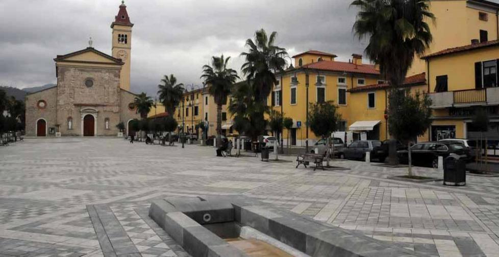 Gli industriali aggiustano la piazza di Marina 