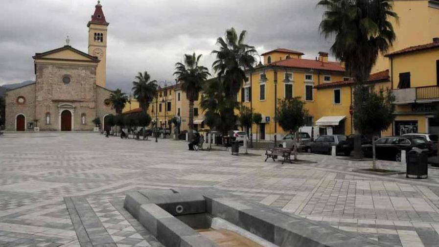 Gli industriali aggiustano la piazza di Marina