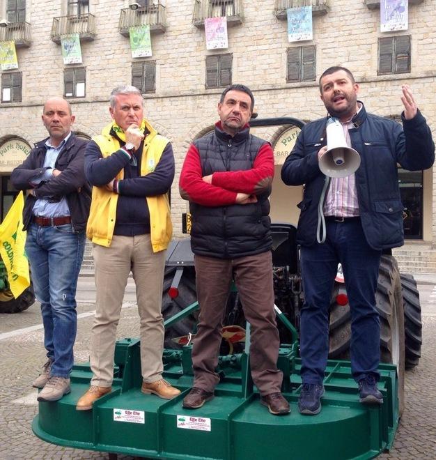La rivolta delle campagne: decine di trattori in piazza 
