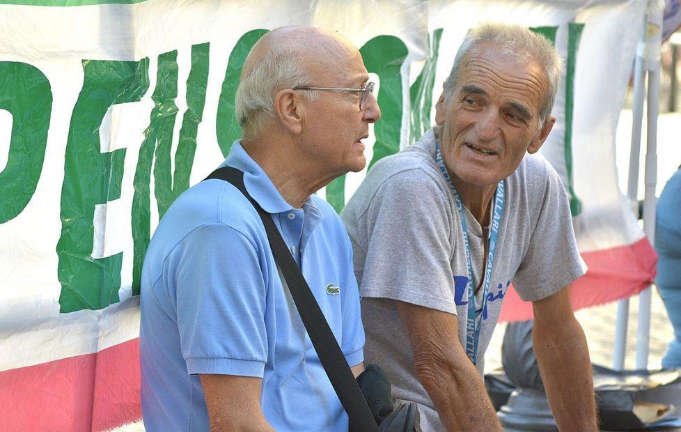 Pensionati in piazza per aiutare i giovani 