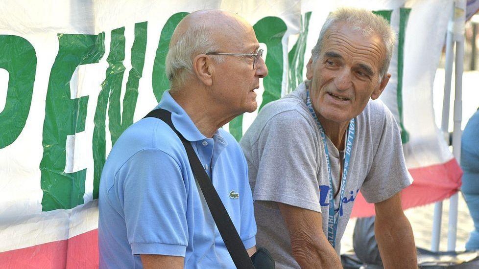 Pensionati in piazza per aiutare i giovani