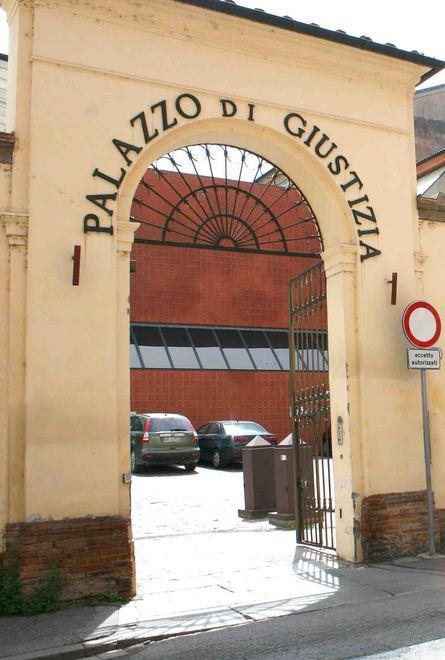 Ruba portafogli da uno studio, giovane arrestato